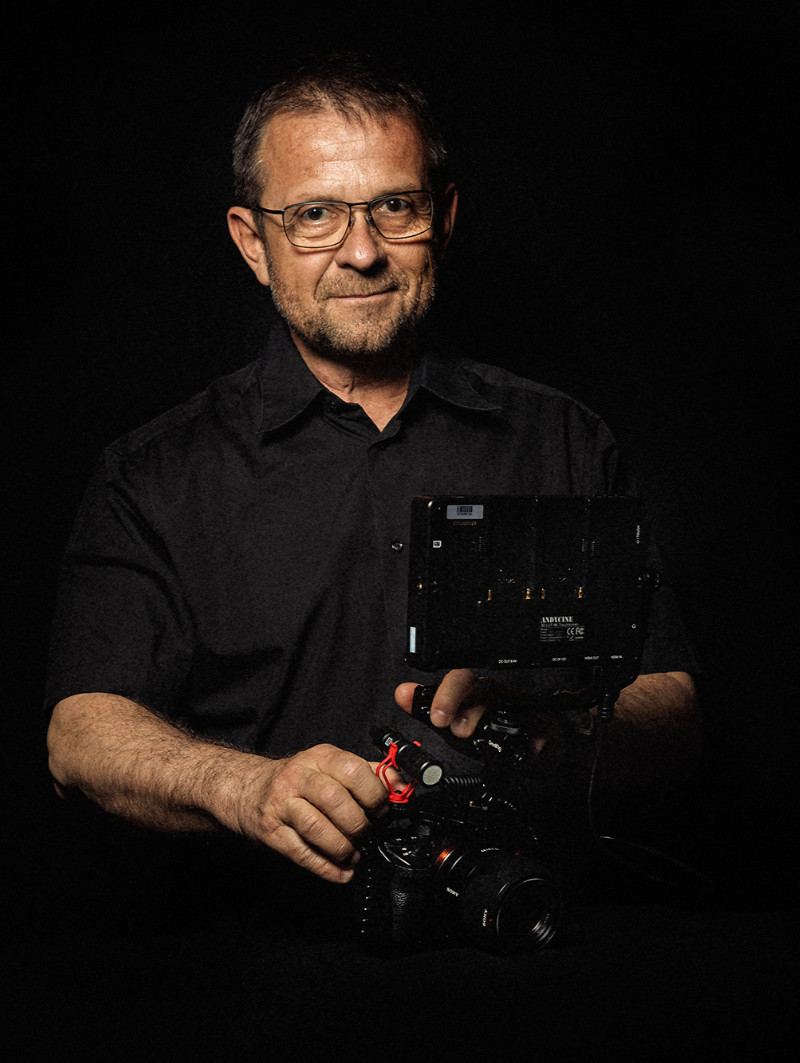 Portrait Manfred Janele mit Kamera
